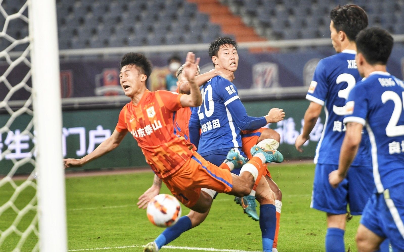 活久见，阿根廷杯决赛独立队主帅用脚绊倒对手拖延时间被罚下