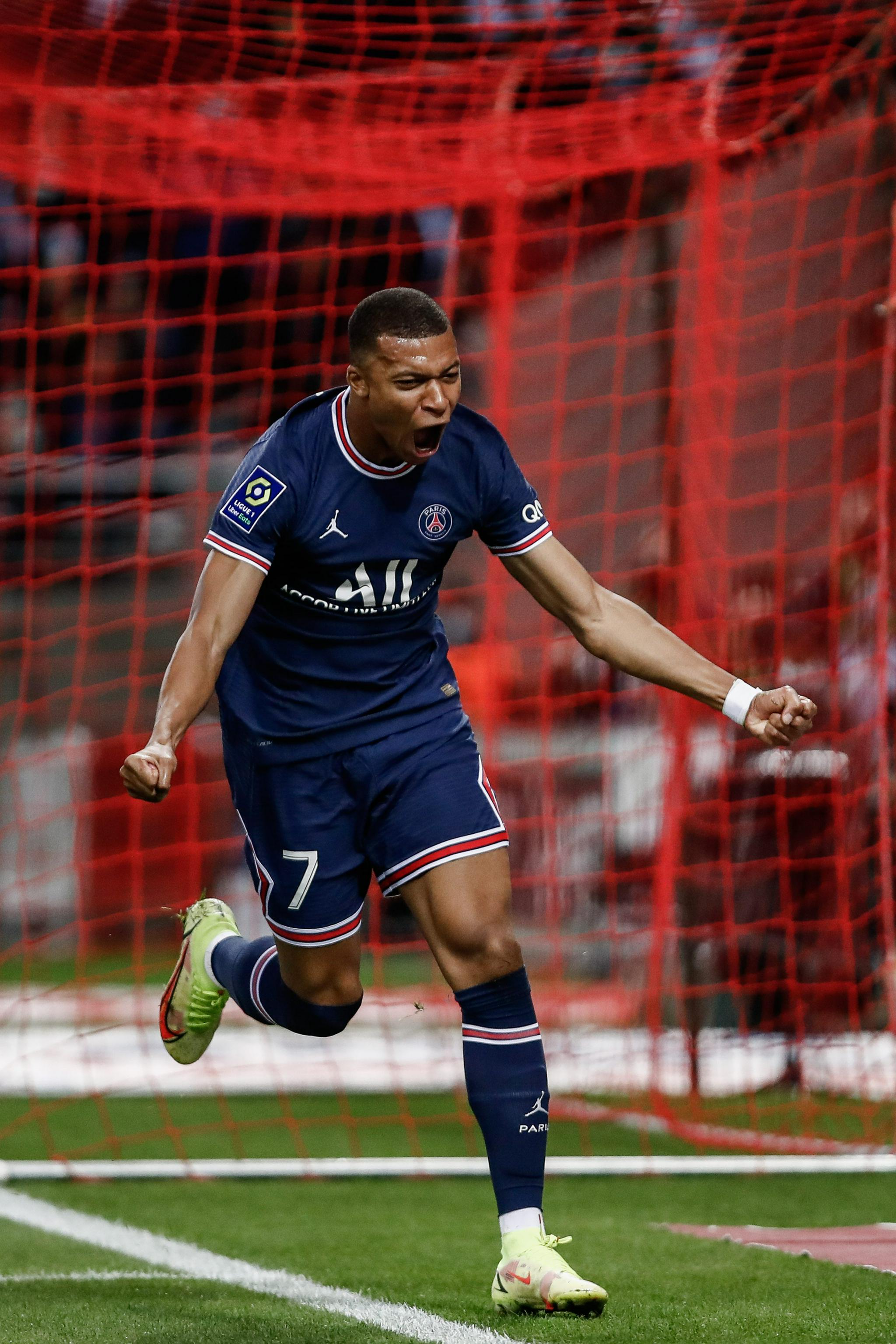 热闻｜B费一传两射造两大神迹！曼联客场4-1大胜狼队升至英超第六