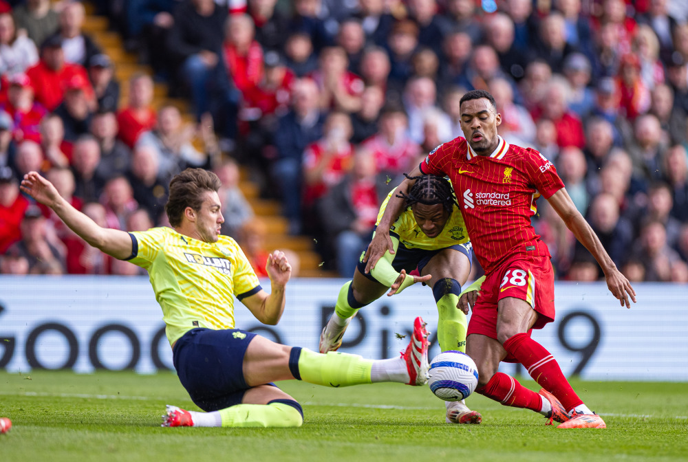 皇马战力全面评测：姆巴佩闪耀圣母大教堂，库尔图瓦再展门神风采（皇马实力全方位解析：姆巴佩点亮圣母大教堂，库尔图瓦再现门神本色）