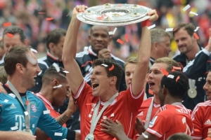 欧文突破制造罚球机会（欧文强突造犯规获罚球）