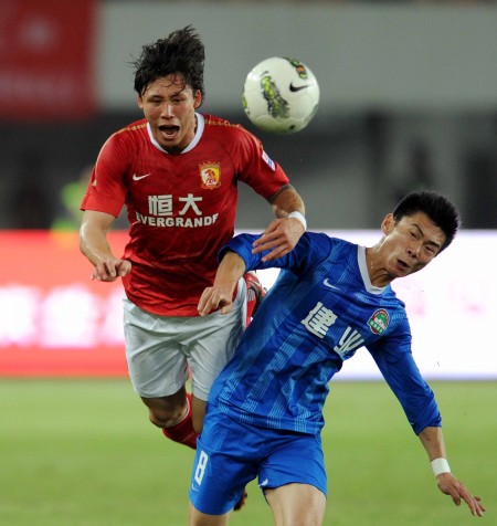 热爱皆平等，河南球迷赛前在球场外声援阿奇姆彭（热爱无界，河南球迷赛前场外力挺阿奇姆彭）