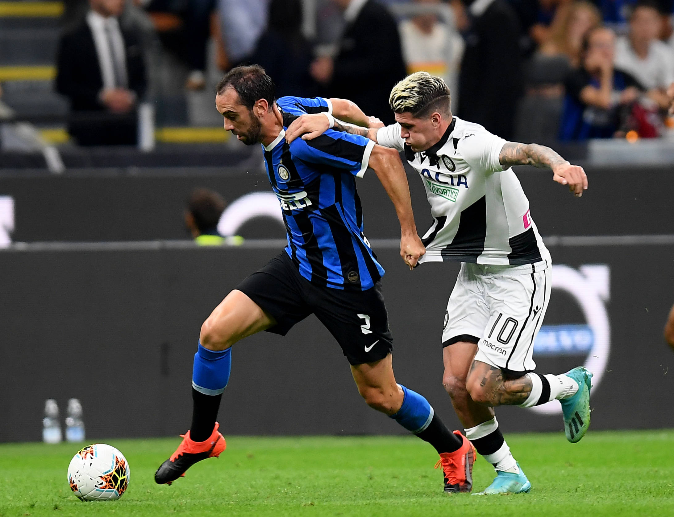 斯潘塞末节12分险些导演惊天逆转，梅尔顿复出首秀亮眼（斯潘塞末节轰12分险上演大逆转，梅尔顿复出首秀抢眼）