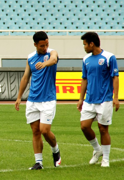 曼联中场梅努的未来：从边缘到重生（从边缘到崛起：曼联中场梅努的前路）