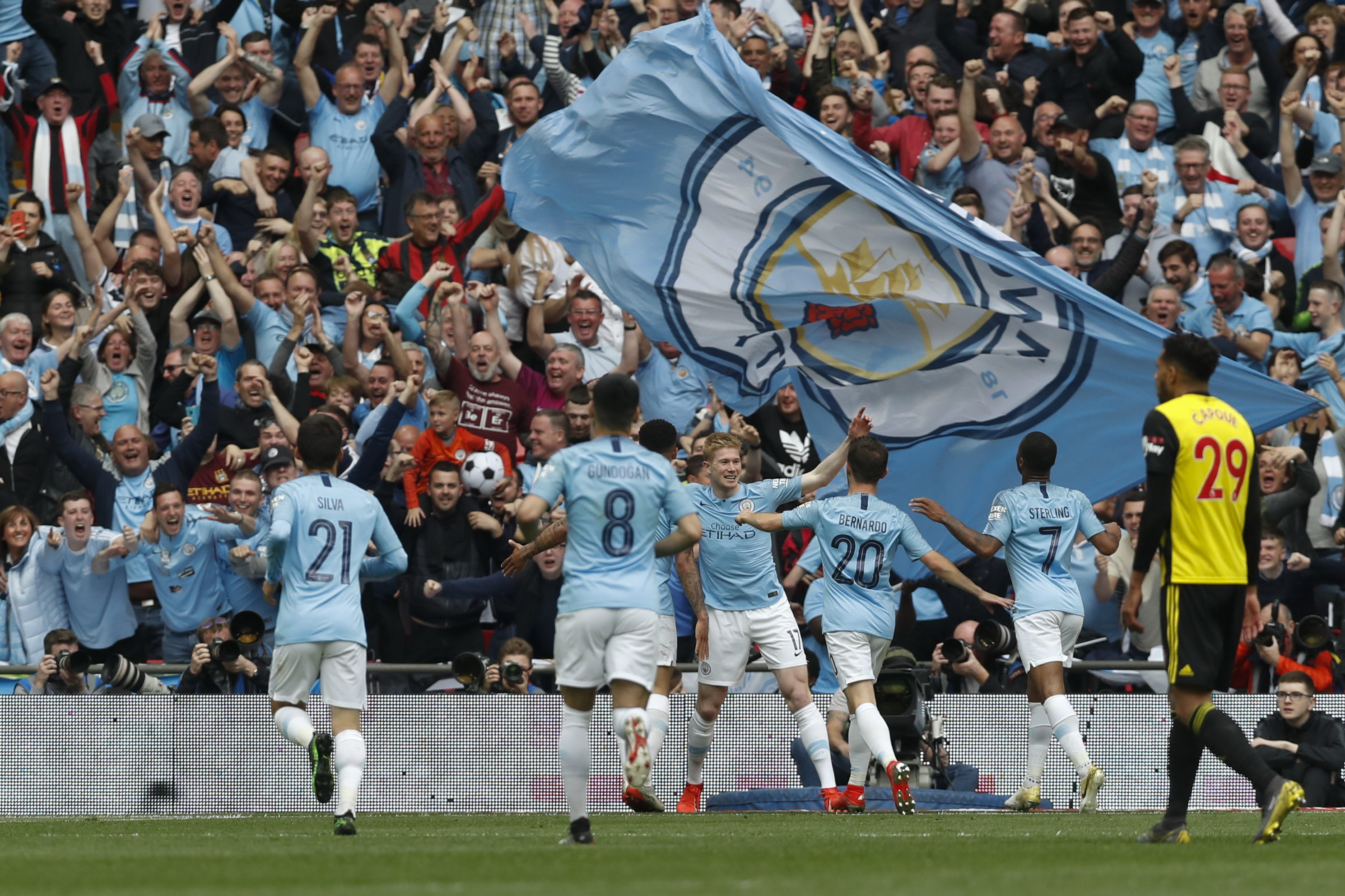 亚冠生死战还没开打，海港却先迎来两个坏消息，客场取胜柔佛新山悬了