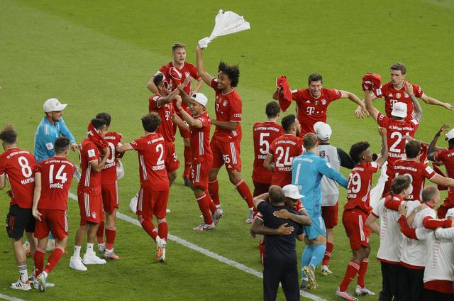 大罗与阿尔卡拉斯切磋网球，还赠送其签名巴西球衣（大罗与阿尔卡拉斯网球过招，并赠签名巴西球衣）