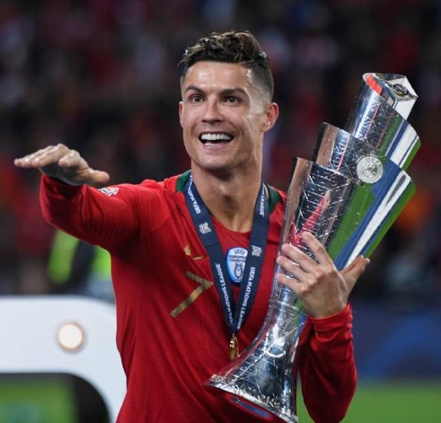 4-1大胜后的双面红魔：一场狂胜，暴露曼联争四的期望与脆弱！（4-1大捷下的红魔双面：酣胜难掩曼联争四野望与软肋）