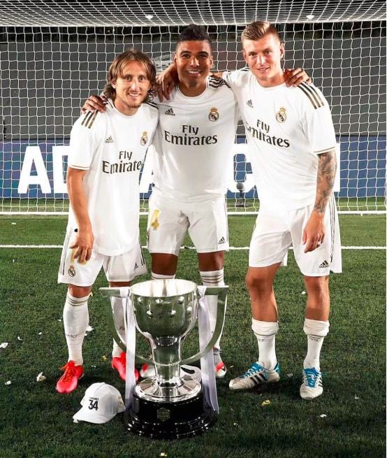 奥莱：因背身列队事件被禁足6个月，贝隆上诉至体育仲裁法庭（奥莱：贝隆因背身列队遭禁赛半年，已向体育仲裁法庭提起上诉）