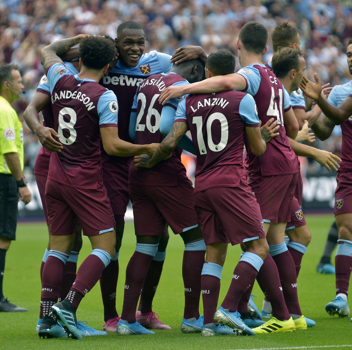 拜仁慕尼黑莱万多夫斯基帽子戏法（莱万多夫斯基为拜仁上演帽子戏法）